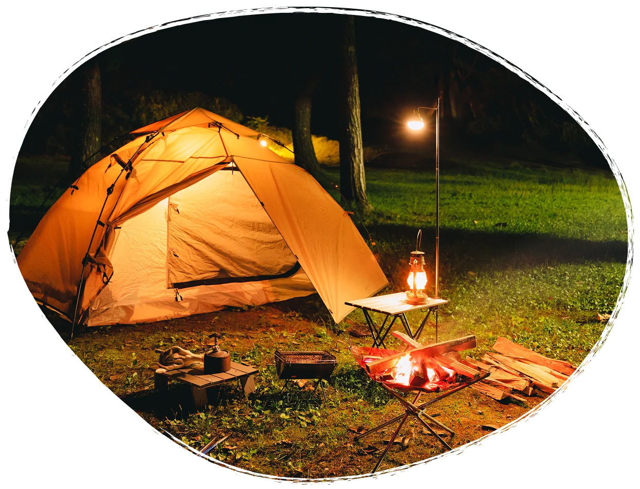 キャンプサイトでBBQを楽しむ夜の様子